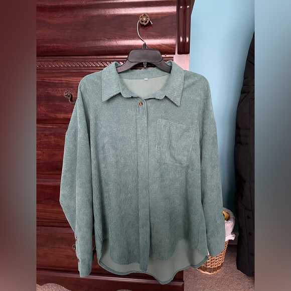 Green shirt - Picture 3 of 3